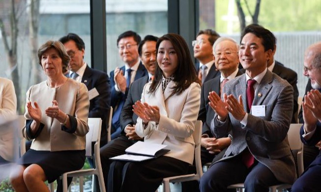 First Lady Kim nimmt an der Eröffnungsfeier der französischen Botschaft teil