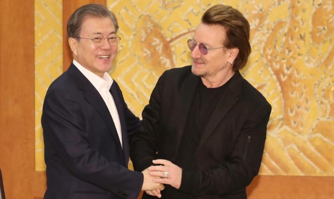 U2-Frontmann Bono bittet Präsident Moon um medizinische Unterstützung für Irland