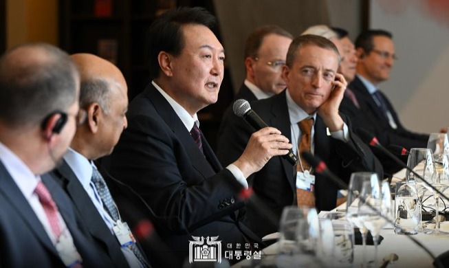 Präsident Yoon trifft sich mit globalen CEOs in der Schweiz