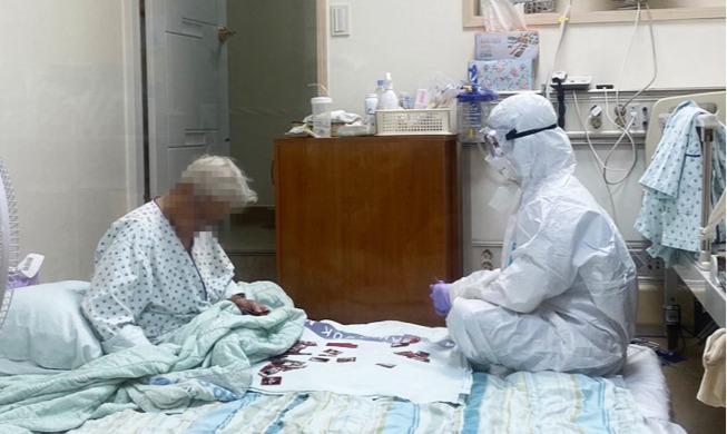 Herzerwärmendes Foto einer Krankenschwester mit einer älteren Corona-Patientin in Korea
