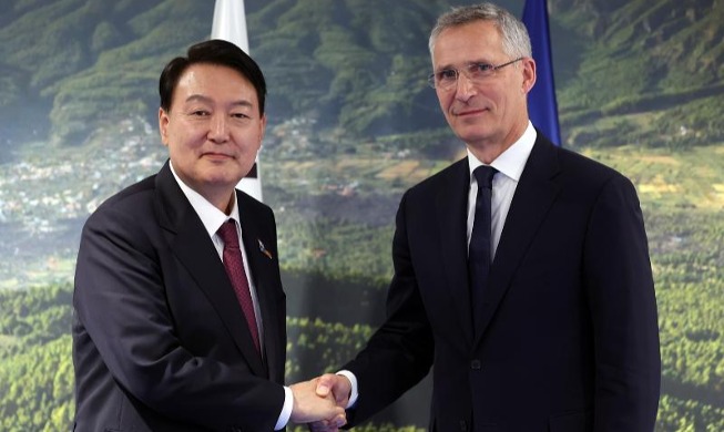 Präsident Yoon und NATO-Chef begrüßen neue südkoreanische Mission...