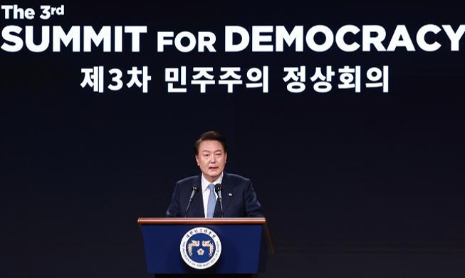 Präsident Yoon: „Neue Technologien müssen Demokatie schützen und fördern.“