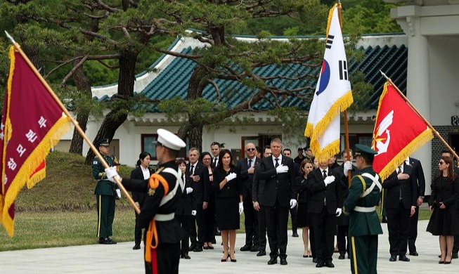 Rumänischer Präsident besucht den Nationalfriedhof in Seoul