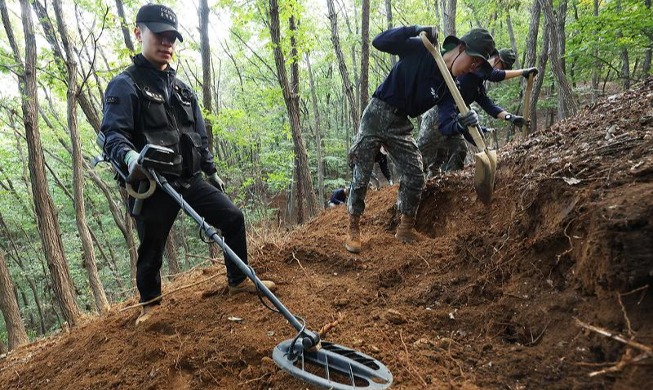 Ausgrabungsarbeit von im Koreakrieg gefallenen Soldaten