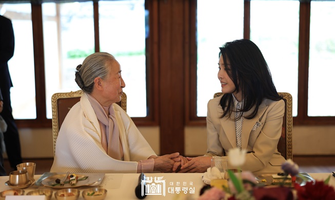 First Lady Kim lädt die Meister des immateriellen Kulturerbes zum Mittagessen ein