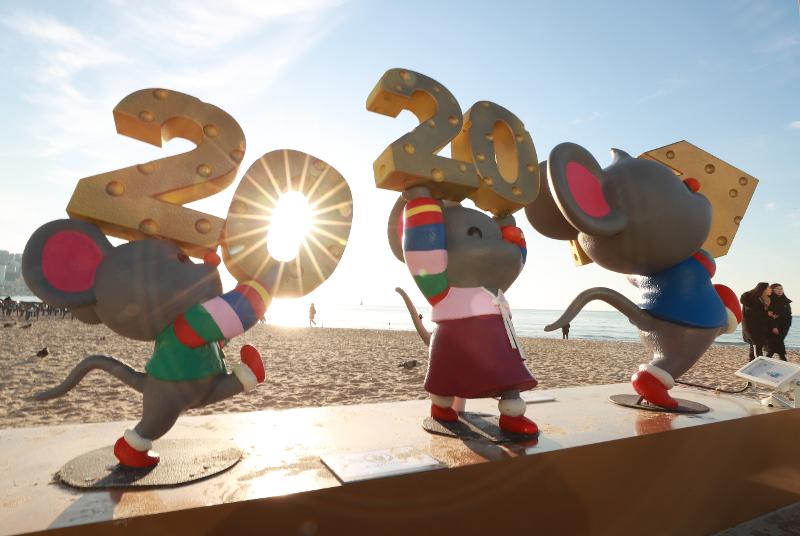 Der erste Sonnenaufgang des neuen Jahres am 1. Januar scheint hinter den Mäuseskulpturen am Strand Haeundae in Busan. 2020 ist das Jahr der Weißen Ratte nach dem asiatischen Tierkreis. ⓒ Yonhap News
