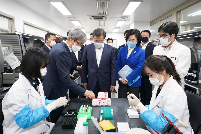 President visits biotech firm developing COVID-19 test kits