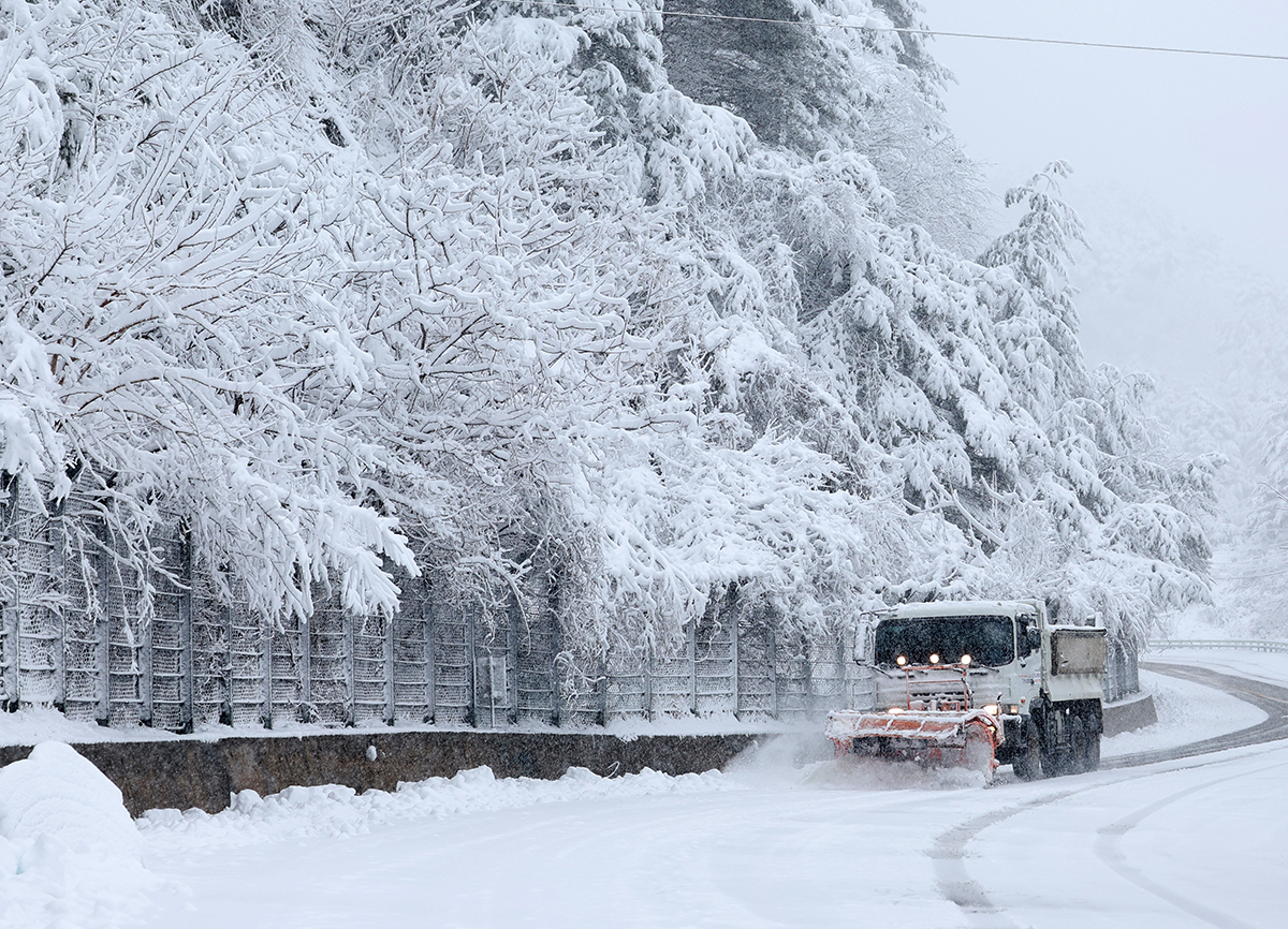 Am 26. März räumt ein Schneeräumfahrzeug den Schnee auf einer alten Straße auf dem Pass Guryongnyeong in Yangyang-gun in der Provinz Gangwon-do. An dem Tag waren in den Bergregionen bis zu 30 cm Schnee gefallen.