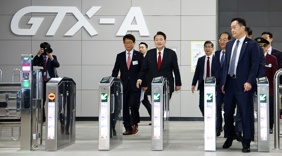 Am 29. März kommt Präsident Yoon Suk Yeol an der Dongtan-Station in Hwaseong in der Provinz Gyeonggi-do an, nachdem er an der Testfahrt von der Strecke des Great-Train-Express-A (GTX-A) für den Abschnitt zwischen Suseo und Dongtan teilnahm.