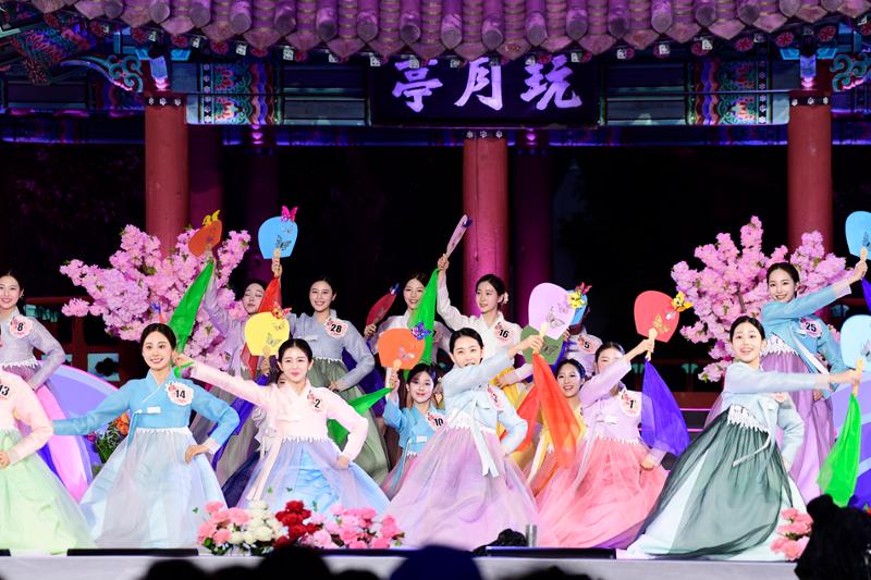 Ab diesem Jahr können die Ausländer am “globalen Chunhyang-Festival“ teilnehmen. Foto von der Hauptrunde beim “93. Chunyang-Festival“, die am 23. Mai letzten Jahres in Namwon stattfand. ⓒ Das Komitee für das Chunhyang-Festival 