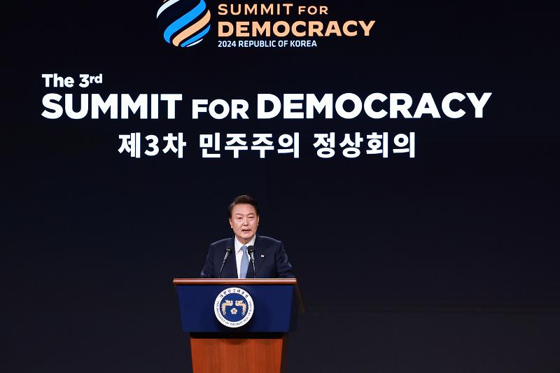 Präsident Yoon Suk Yeol hielt am 18. März beim “3. Gipfel für Demokratie“ im Shilla Seoul in Jung-gu in Seoul seine Begrüßungsrede. ⓒ Yonhap News