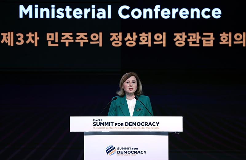  Věra Jourová, die Vizepräsidentin der EU-Kommission, erklärte am 18 März beim “3. Gipfel für Demokratie“ im Shilla Seoul in Jung-gu in Seoul die EU-Politik gegen die Herausforderungen in Bezug auf die neuen Technologien. Jeon Han/korea.net