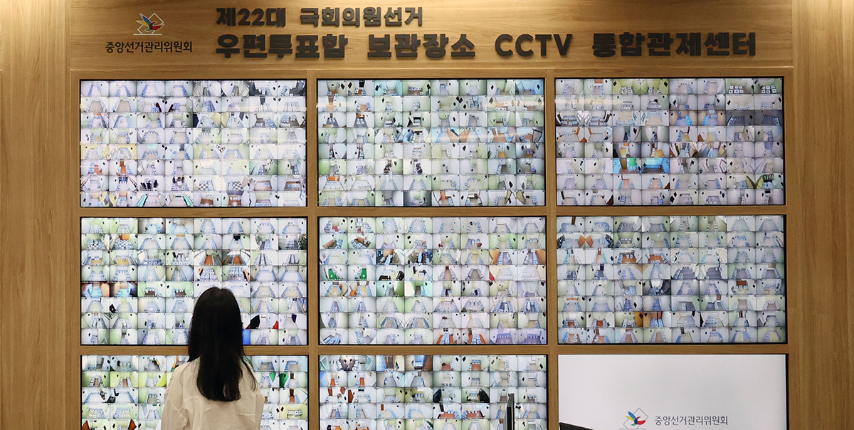 Am 8. April, zwei Tage vor den 22. Parlamentswahlen am 10. April, überwacht eine Beamte die Lage für die vorzeitige Stimmabgabe in der integrierten TV-Überwachungszentrale des allgemeinen Lagezentrums der Nationalen Wahlkommission in Gwacheon in der Provinz Gyeonggi-do.