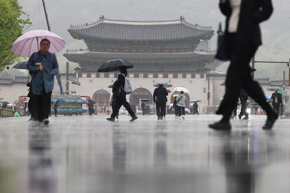Am 15. April sind die Bürger mit ihren Regenschirmen auf dem Gwanghwamun-Platz unterwegs. 