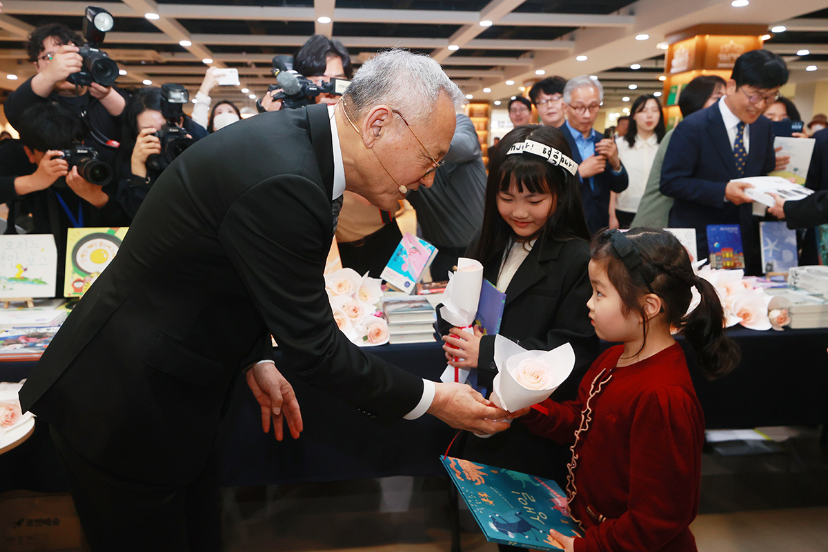 Am 23. April schenkt Yu In Chon, Minister für Kultur, Sport und Tourismus, Bücher den Kindern bei einer Verantlatung anlässlich des Welttags der Bücher im Sejong Center For The performing arts in Jongno-gu in Seoul.