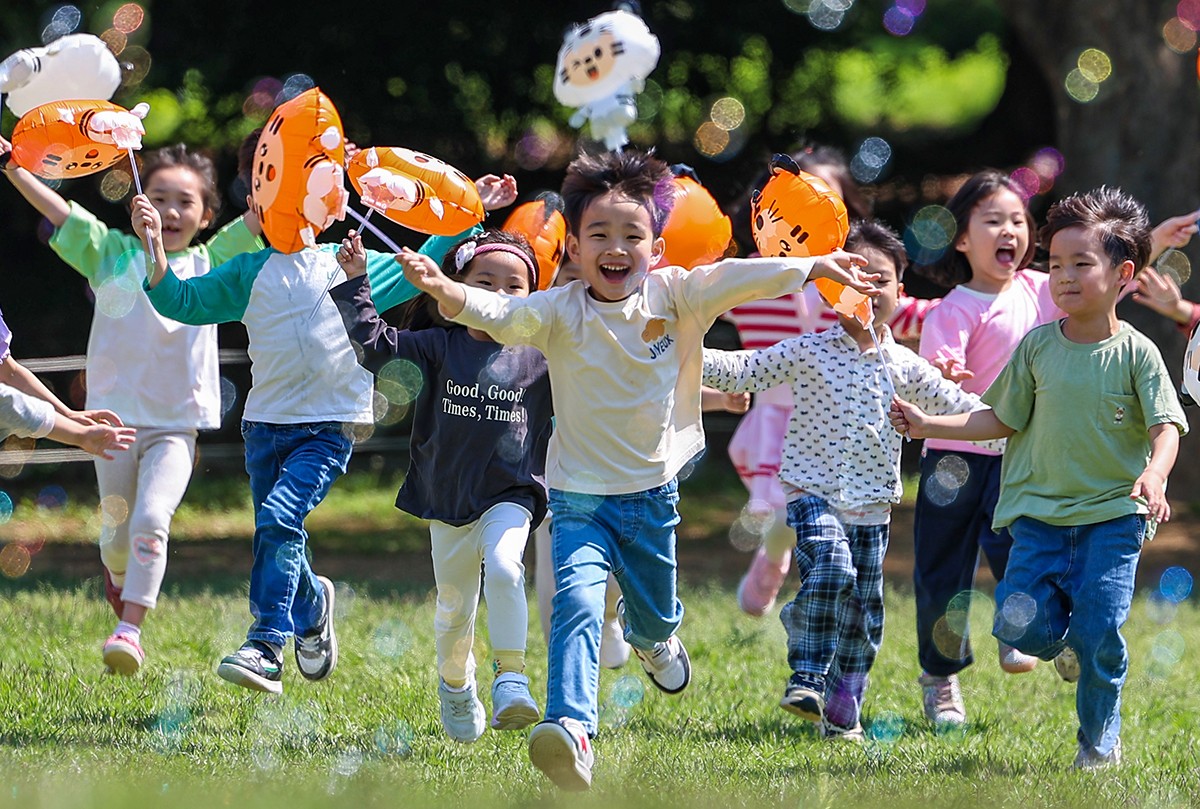 Am 2. Mai, drei Tage vor dem Kindertag, spielen Kinder vor dem Seoul Baekje Museum im Olympic Park Seoul in Songpa-gu in Seoul mit Seifenblasen.