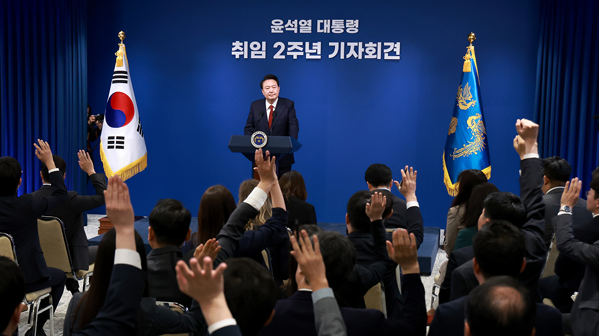 Am 9. Mai äußert sich Präsident Yoon Suk Yeol in einem Briefing im Präsidialamt in Yongsan in Seoul anlässlich des zweiten Jahrestags seines Amtsantritts: „Ich und die koreanische Regierung werden in den nächsten drei Jahren unseren Bürgern aufmerksam zu hören, um sich um ihr Leben sorgfältig zu kümmern.
