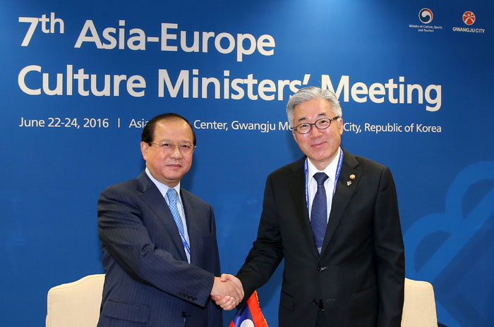 Minister of Culture, Sports and Tourism Kim Jongdeok meets with Laotian Minister of Information, Culture and Tourism Bosengkham Vongdara on June 24.