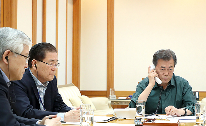 문재인 대통령(오른쪽)이 9일 도널드 트럼프 미국 대통령과 전화통화를 갖고 북미정상회담 계획에 대해 논의했다. 청와대.