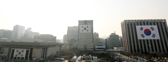 Koreanische Flaggen aus den frühen 1900er Jahren werden am 27. Februar zwei Tage vor dem hundertjährigen Jubiläum der ersten Unabhängigkeitsbewegung im März an Gwanghwamun-Platz gehisst. Abgebildet sind Taegeukgi-Flaggen von 1923 (links), 1941 (Mitte) und heute.