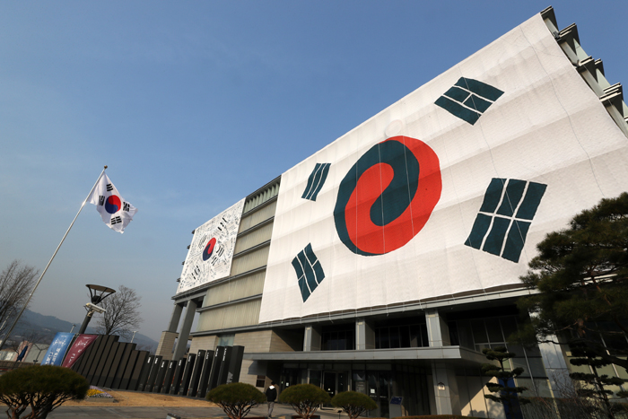 한국의 근·현대사를 확인해 볼 수 있는 대한민국역사박물관 외벽에는 ‘한국광복군 서명문 태극기(왼쪽)’와 1942년 뉴욕 월도프 아스토리아 호텔 게양 태극기가 걸려있다.