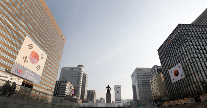 3·1만세운동이 펼쳐졌던 1919년 제작된 것으로 알려진 태극기들이 광화문광장을 중심으로 마주보고 있다. 사진 왼쪽이 1919년 4월4일 독립만세운동을 위해 제작된 것으로 알려진 ‘남상락 자수 태극기’이며 오른쪽이 3·1운동 당시 가장 널리 쓰인 문양으로 알려진 ‘진관사 태극기’.