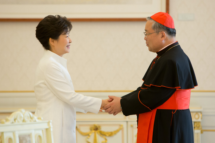 박근혜 대통령이 염수정 추기경과 악수하며 인사를 나누고 있다. (사진: 청와대)