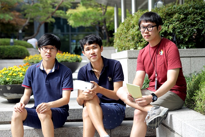 지난 달 SK Innovation의‘세상을 바꾸는 아이디어’ 페스티벌에서 친환경 가로등을 제작해 1위를 차지한 도시반딧불프로젝트팀. 사진은(왼쪽부터) 이상현, 권오현, 공병혁씨.