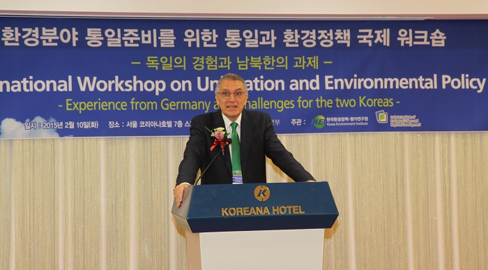 환경정책평가연구원 박광국 원장(위)와 라이프니츠 생태도시 및 지역개발 연구소의 베른하르트 뮐러 소장이 워크숍에 참석해 개회사를 전달하고 있다. 
