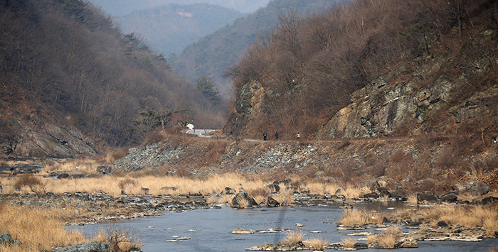 전라북도 임실군 진뫼마을. 섬진강변을 따라 조성된 자전거 길에서 여행객들이 겨울 끝자락을 즐기고 있다. 