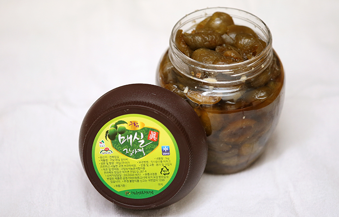 구담마을에서 자란 매실로 빚은 매실장아찌와 매실차.
