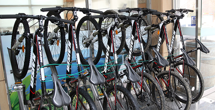 바이크텔에서 대여해주는 자전거를 타고 근처의 계곡과 산악 지역을 탐방할 수 있다. 