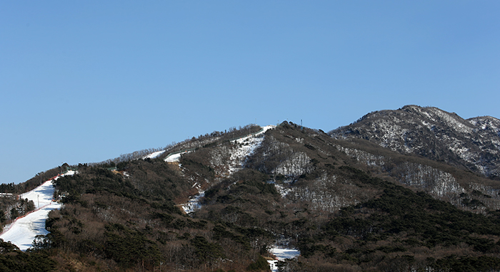 한국에서 네 번째로 높은 무주의 덕유산. 최고봉인 향적봉은 1,614m에 있다. 