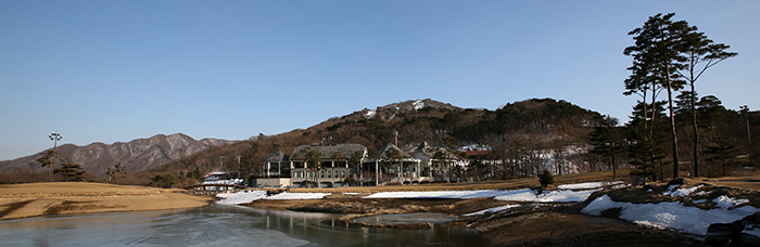 겨울 끝자락을 보내고 있는 무주덕유산리조트의 스키장(위)과 컨트리클럽.