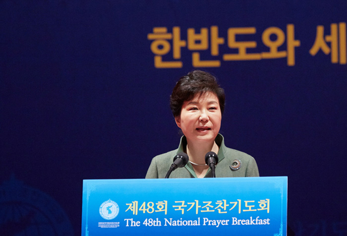  Präsidentin Park Geun-hye erklärt am 3. März beim 48. Nationalen Gebetsfrühstück in Seoul, dass die Verabschiedung der Resolution des UN-Sicherheitsrates gegenüber Nordkorea eine starke Botschaft der internationalen Gemeinschaft enthalte, um die Friedensbemühungen auf der koreanischen Halbinsel zu unterstützen (Foto: Cheong Wa Dae).