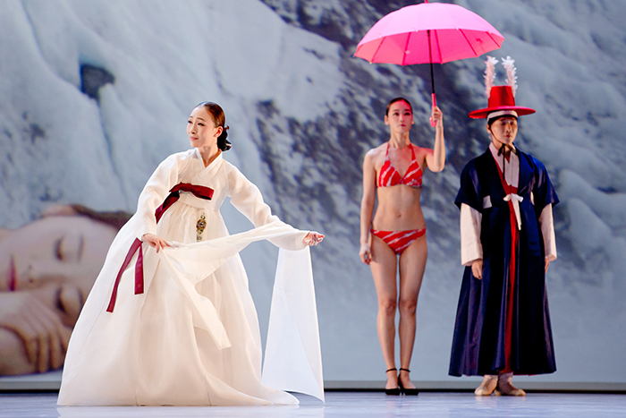 Traditioneller koreanischer Tanz ist von französischem Flair erfüllt.