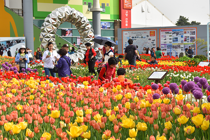Das jährliche „International Horticulture Goyang Korea Festival“ (,Internationales Festival für Gartenbaukunst in Goyang, Korea‘) wird 17 Tage laufen, vom 29. April bis zum 15. Mai. Der Veranstaltungsort ist das Goyang Flower Exhibition Center im Ilsan Lake Park.  