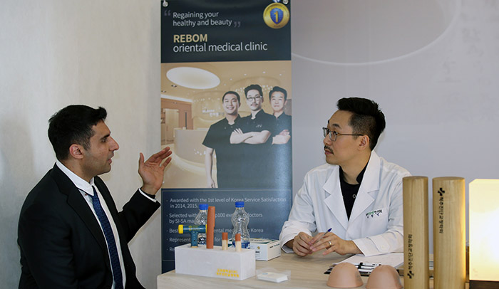 Ein Besucher unterzieht sich bei einem Arzt für traditionelle koreanische Medizin in einer orientalischen Klinik einem medizinischen Check-up. Diese Möglichkeit wird im Rahmen der K-Kulturwoche angeboten.