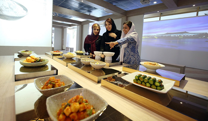 Am 2. Mai probieren Studentinnen aus dem Iran Kimchi im Rahmen der K-Kultur-Ausstellung, die im Milad-Turm im Zentrum Teherans stattfindet.