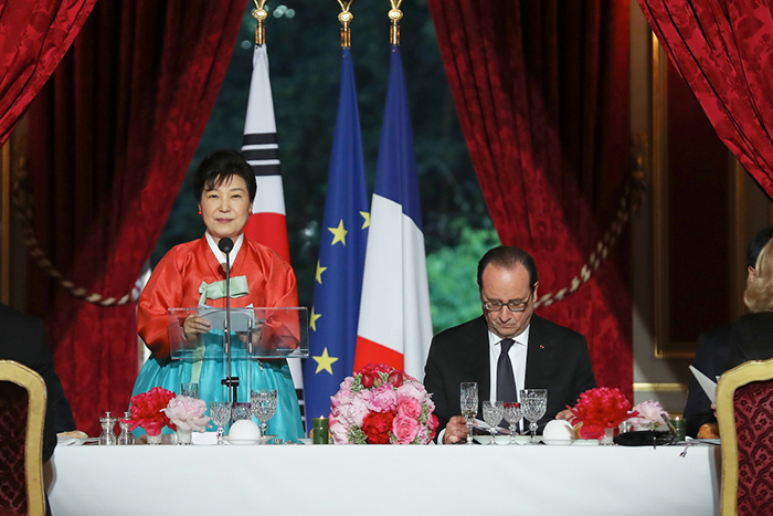 President Park Geun-hye delivers her congratulatory remarks during a state banquet hosted by French President Francois Hollande at the Elysee Palace in Paris on June 3.