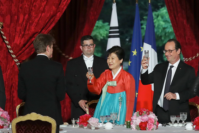 President Park Geun-hye and French President Francois Hollande attend a state banquet at the Elysee Palace in Paris on June 3.