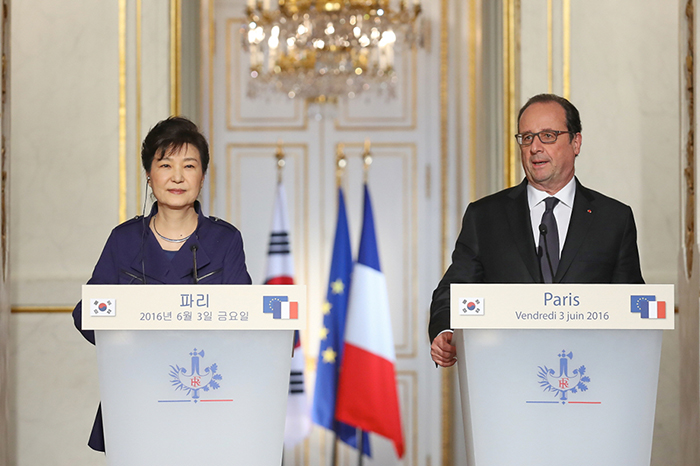 President Park Geun-hye (left) and French President Francois Hollande hold a joint press conference after summit talks at the Elysee Palace in Paris on June 3. The two leaders adopted a joint declaration to mark the 130th anniversary of the establishment of Korea-France diplomatic ties.