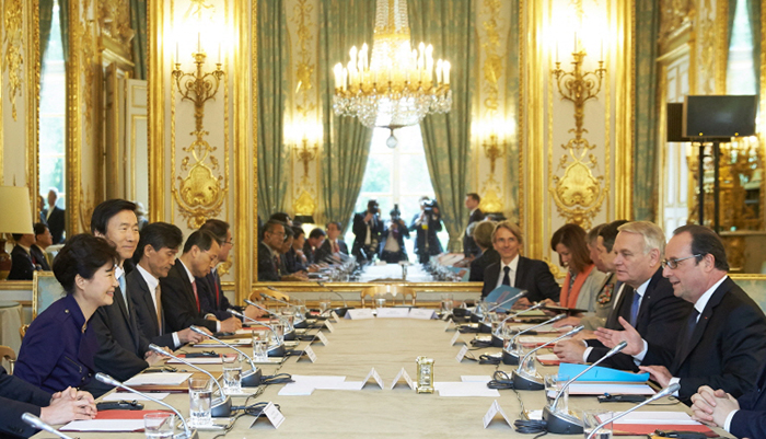 President Park Geun-hye and French President Francois Hollande hold summit talks at the Elysee Palace in Paris on June 3. The two leaders adopted a joint declaration to mark the 130th anniversary of the establishment of Korea-France diplomatic ties.