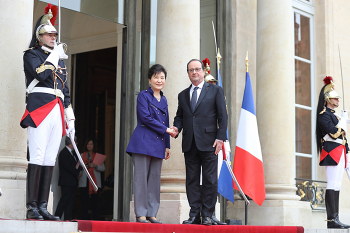 President Park Geun-hye and French President Francois Hollande pose for a photo at the Elysee Palace in Paris prior to their summit on June 3. President Park is paying a state visit to France to mark the 130th anniversary of the establishment of bilateral diplomatic ties at the invitation of President Hollande.