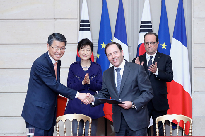 President Park Geun-hye (second from left) and President Francois Hollande (right) attend an MOU signing at the Elysee Palace on June 3. On the occasion of the Korea-France summit talks, the two nations signed a total of 27 agreements in Paris.