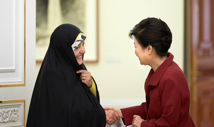 Iranian Vice President Masoumeh Ebtekhar (left) meets with President Park Geun-hye at Cheong Wa Dae on May 18. They agreed to work together so that the results of the Korea-Iran summit could produce concrete outcomes.