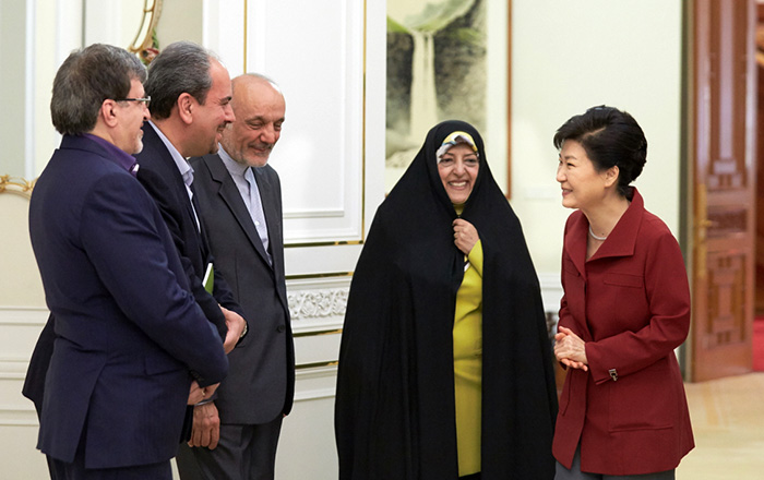 Iranian officials and Iranian Vice President Masoumeh Ebtekhar (center) meet with President Park Geun-hye at Cheong Wa Dae on May 18.