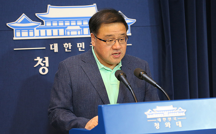 Presidential Senior Economic Advisor Ahn Jong-beom briefs the press on President Park Geun-hye’s state visits to Ethiopia, Uganda, Kenya and France, on May 22 at Cheong Wa Dae.