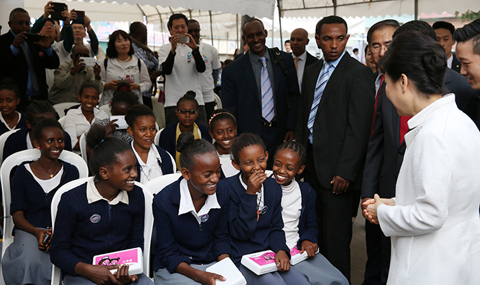 President Park Geun-hye talks with Ethiopian students after offering them packs of stationery during the launch of Korea Aid at Addis Ababa University on May 28. Korea officially launched the new developmental aid program that day, and had follow-up ceremonies in Uganda and Kenya.