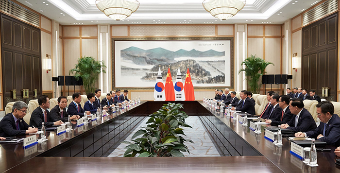 President Park Geun-hye and Chinese President Xi Jinping hold a Korea-China summit on the sidelines of the G20 summit in Hangzhou, in Zhejiang Province, China.